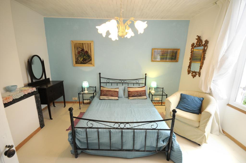 Saint-Colomb-de-Lauzun Chez Madeleine B&B 객실 사진