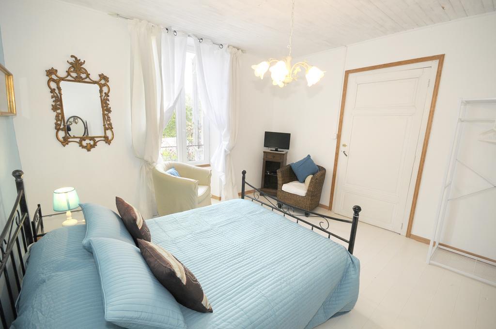 Saint-Colomb-de-Lauzun Chez Madeleine B&B 객실 사진