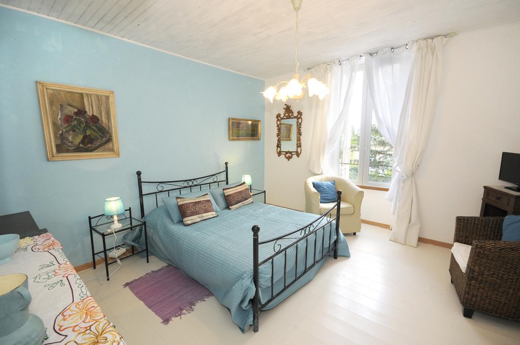 Saint-Colomb-de-Lauzun Chez Madeleine B&B 객실 사진